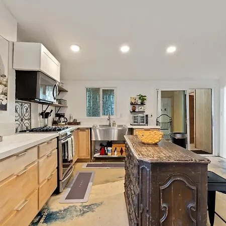 Next To Downtown Huge Yard With Parking Villa